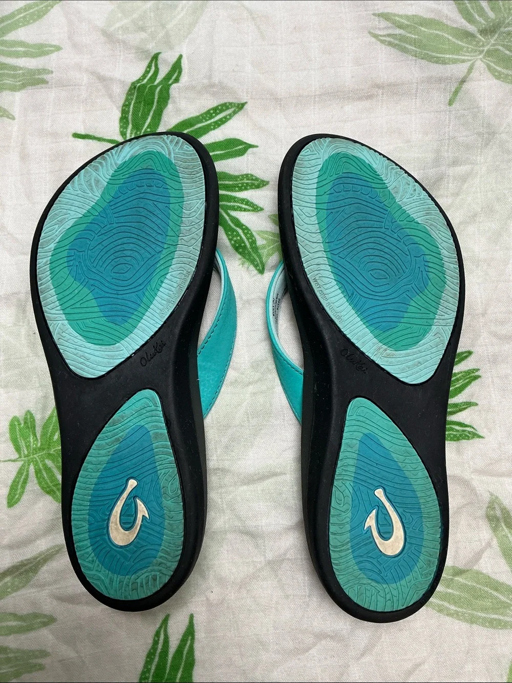 Olukai womens Hawaii lifeguard association punua kia’i slippers/ sandals. Size 7
